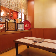 ご家族での団欒や少人数での飲み会に最適な4名様用の座敷席です。心地よい和の空間は居心地抜群で、お喋りも弾みます。足を伸ばしてゆったりと寛ぎながら、当店自慢の厳選料理と銘酒をご堪能ください◎