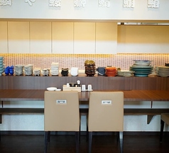 お一人様も大歓迎のカウンター席は1名様×8席ご用意。ゆったりお食事を楽しめる落ち着いた空間です
