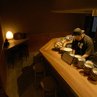 臨場感あふれるカウンター席