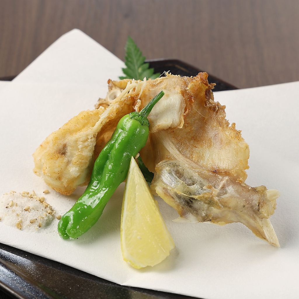 ふぐ料理の中でも、実はお酒好きに一番人気なのがこの「唐揚げ」。ぜひあてとしてもご賞味ください！