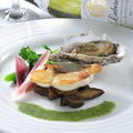 料理メニュー写真 ～太刀魚のスモーク　野菜のリボン添えと天使のえびのフランベ～