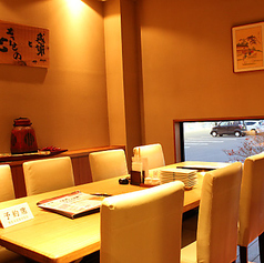 当店の個室は最大10名様までご利用いただけます。宴会やファミリー層のお客様に最適で、周りを気にせずリラックスしたひとときをお楽しみいただけます。木と土と石をテーマにしたデザインが、ぬくもりを感じさせる雰囲気を醸し出しています。長野県の赤松を使用したテーブルや落葉松の床が、心地よい空間を演出します。