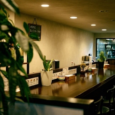 お一人様でも居心地良くお過ごしいただけるカウンター席を8席ご用意しております。気軽なお食事やチョイ飲みにもご利用ください。もちろんご友人やパートナーとの語らいの場としても◎！スパイスにじっくり浸れます♪