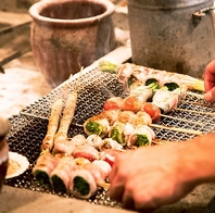 炉端裏で焼きあげる野菜巻き。