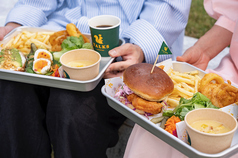 目の前の公園で、普段とは違うくつろぎの時間を