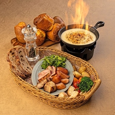 ペコリーノチーズのブリュレチーズフォンデュ　バニラ香るフランベで（2人前からのご注文です）