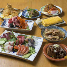 トン焼き、ホルモン肉刺しなどリーズナブルでお酒がついつい進むアテメニューも豊富にございます！の写真