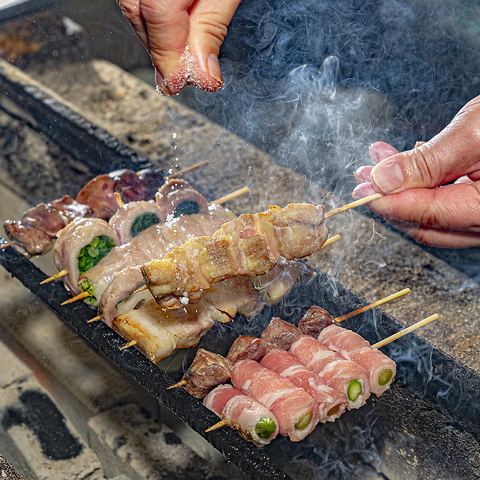 元祖野菜串と備長炭で仕上げるこだわりの焼き鳥、その他の肉料理も楽しめる名店。