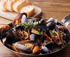 山盛りムール貝のガーリック白ワイン蒸しフライパン（２〜３人前）の写真