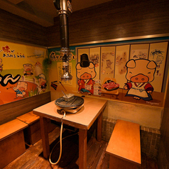 4人テーブル席は、気軽に韓国料理を楽しむのに最適。サムギョプサルを焼きながら盛り上がりましょう！