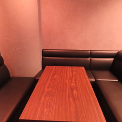 【使い勝手◎なテーブル席】雰囲気抜群の店内はデートや女子会、合コンなどにもご利用いただけます♪テーブルでは人数に合わせてレイアウトも自由自在に変更が可能です。