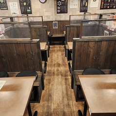 《賑やかさ×安心感》活気ある店内にいながらも、落ち着いて過ごせるボックス席をご用意しています！仕事帰りの同僚とのサク飲みにも◎