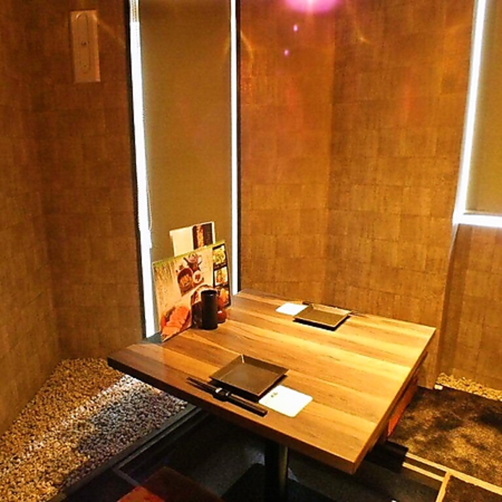 少人数から利用可能な個室は2名からご用意。大人デートや友人とお食事に★