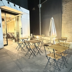 外の空気を感じながらリフレッシュできる、開放感抜群の屋外エリアです。夜はライトアップが優しく灯り、エモい雰囲気が一気に高まります！都会の真ん中にいることを忘れるような、穏やかな時間の流れ。仲の良いメンバーで集まって、開放的な気分で盛り上がりたい夜におすすめです☆