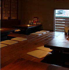 当店の座敷は、宴会やファミリー層のお客様にぴったりのスペースです。座敷にも卓上オーダーシステムが設置されており、周囲を気にせずお食事を楽しめます。長野県の赤松を使用したテーブルで、リラックスしたひとときをお過ごしいただけます。また、地産地消の理念に基づき、アレルギー物質を排除した体に優しい造りです。