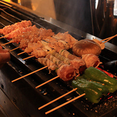 壱羽の焼鳥は、朝〆めの岩手のブランド鶏を串打ちし、紀州備長炭でふっくらと焼き上げています。天日塩と伝統のタレで、香ばしさをさらに際立たせます。焼鳥以外にも季節に合わせたお料理もご用意。壱和に来るたび、新しい「おいしい」発見があるよう、旬なメニューにこだわります