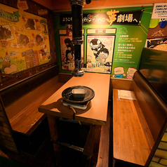 テーブル席で、サムギョプサルを囲んで楽しいひとときを！仲間との会話が弾みます。