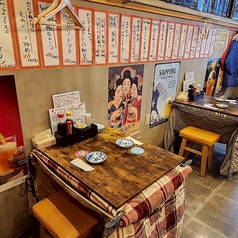 寒い時期の入口付近のテーブル席は炬燵席になって寒さ対策OKでず！