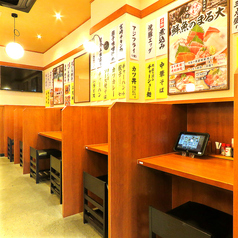 臨場感あふれるカウンターは、お一人様のサク飲みやデートにも人気です。※画像は系列店です。