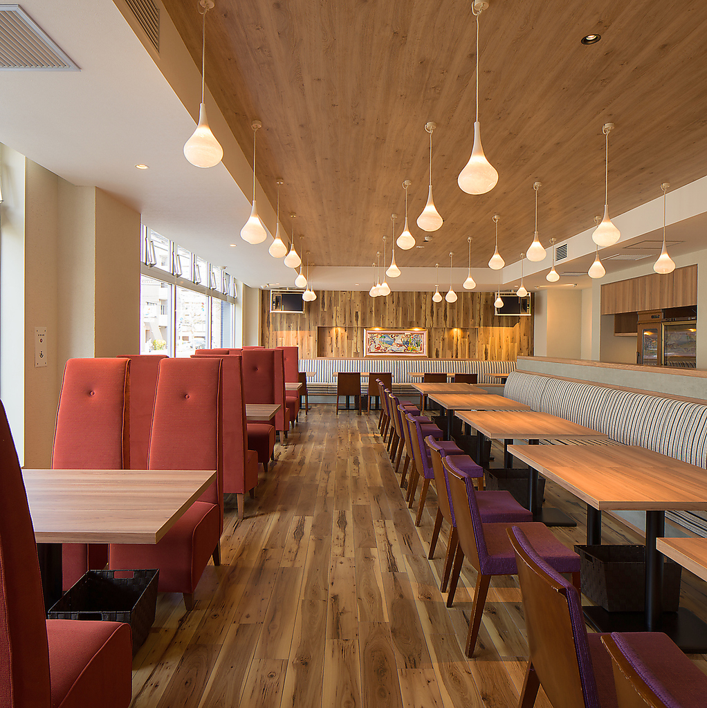 白と木目を基調とした店内は、照明が印象的でナチュラルな空間。