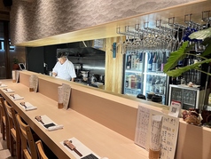 目の前で調理の様子をお楽しみいただける、人気のカウンター席。店主にあなたに合った日本酒を選んで貰いながら、美味しい魚をお召し上がりください。