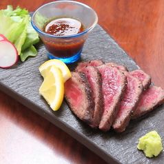 肉の旨みがあふれ出す！当店自慢の和牛タタキ！の写真