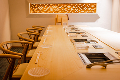 木の温もり溢れる心地良い空間となっております。デートや接待・会食などにおすすめです。1人1台の無煙ロースター付きなので、匂いも気にせず快適◎