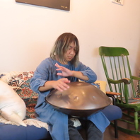 深く落ち着ける、光と音の設計