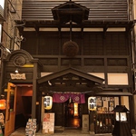 お初天神通り中ほどを東へ…レトロな雰囲気がいい感じ！！５階建てのお屋敷！各フロアに個室完備☆