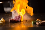 目の前で調理する鉄板料理。味だけでなく目でも楽しめます♪