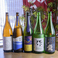料理と一緒にお楽しみいただくお酒も多様なジャンルをご用意。特に日本酒のラインナップが豊富で、入れ替わりの限定酒を取り寄せています。