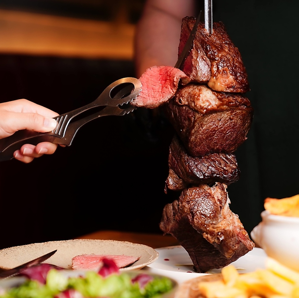 目の前でお取り分けスタイル♪シュラスコで非日常空間を