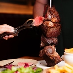 目の前でお取り分けスタイル♪シュラスコで非日常空間を