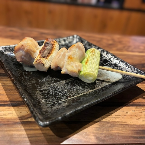 焼き鳥や、馬刺し、種類豊富なお酒を楽しめる、落ち着いた雰囲気のお店です。