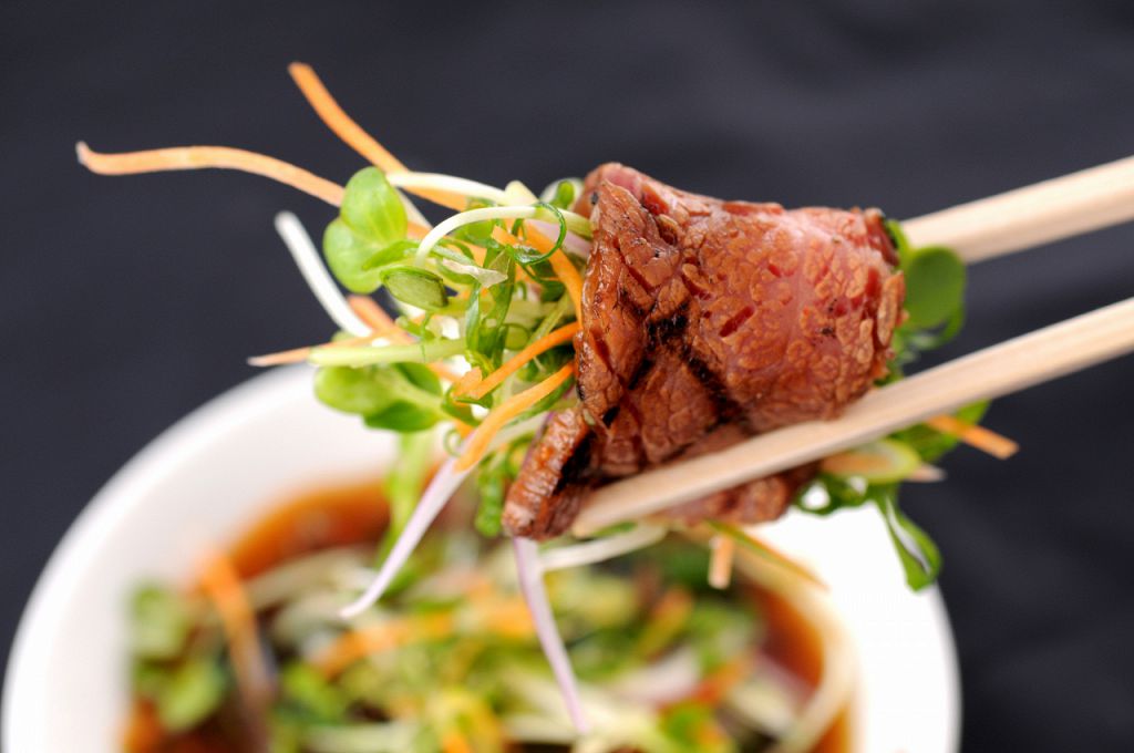 焼肉は韓国がルーツですが、韓国ではお肉を前日から漬け込み、 調理してから客席に運ぶものでした。