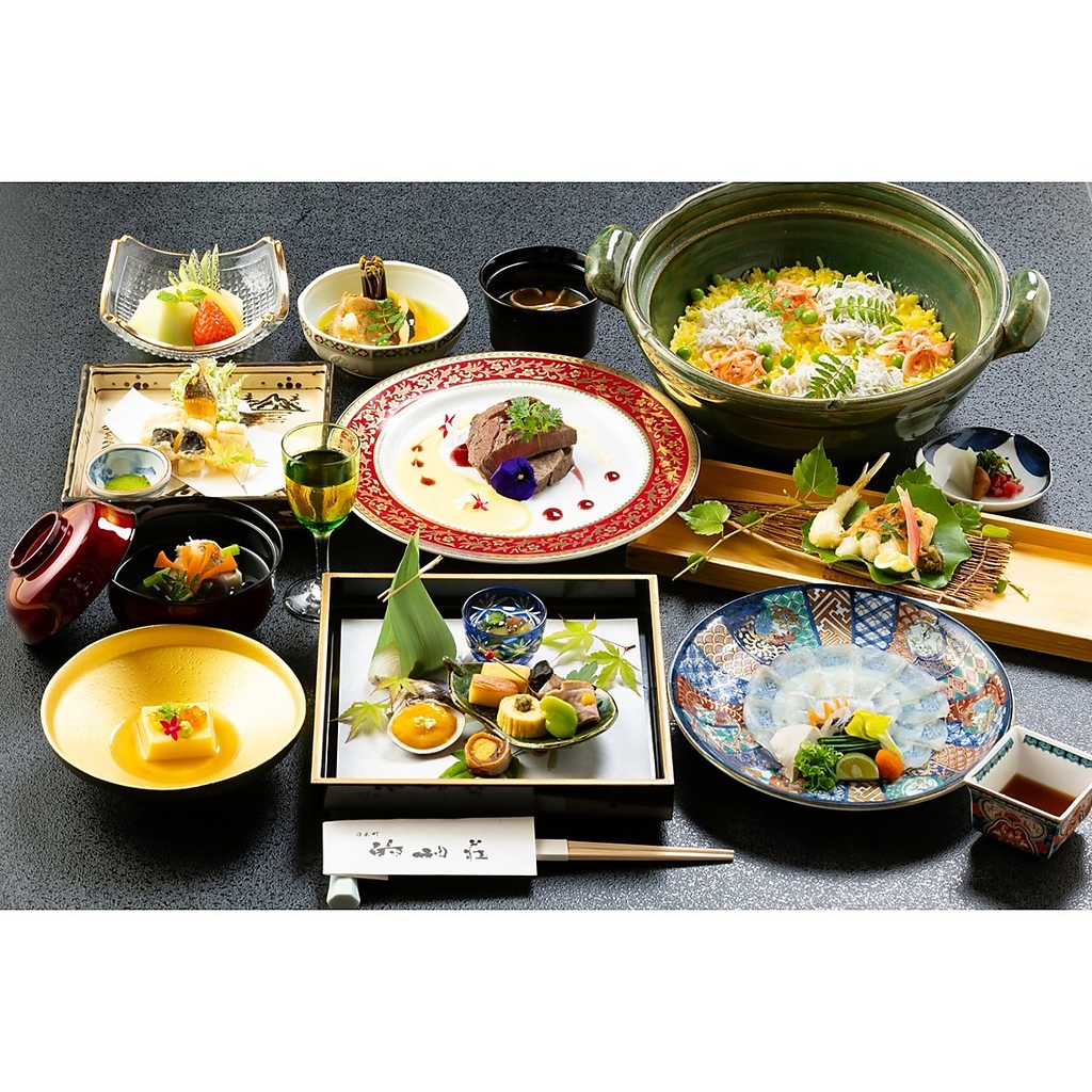 季節を味わう懐石料理を承っております。ご予算ご要望に応じますのでお気軽にお問い合わせください。