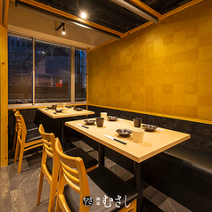 ［6～8名様］黄金色の市松模様の壁が醸し出す空間は、上質さと温もりを兼ね備えた特別な半個室。座り心地が良く、長時間でも快適なひとときを寛げ、窓から望む街並みが非日常の余韻を添えます。