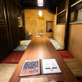 落ち着いた木目調のテーブルと、土壁風の暖かみのある壁、そして格子戸が、都会の喧騒を忘れさせるような和の隠れ家的な雰囲気！