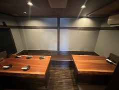 木のぬくもりを感じられる広い席◎大きな一枚板を使用したテーブルで、ゆったりとしたひとときを過ごせる♪落ち着いた空間で、美味しい料理とお酒を存分に楽しめる。木の温かみに包まれながら、リラックスして過ごせるお席です!広々としたお席で、特別な時間を満喫できること間違いなし◎大切な方とのお食事にもぴったり!