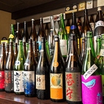 厳選した日本酒を80種類以上取り揃えております。飲み比べをし、お好みの一杯を探してみてください！