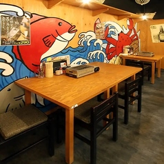 貸切は30名様から承ります。店内は全席禁煙。煙や匂いを気にせず過ごせるため、進行もしやすく安心です!乾杯やご挨拶のシーンも周囲を気にせずスムーズ。料理やドリンクも楽しめるので、会合や打ち上げなど目的に合わせて丁寧にご案内します。まずは日時や人数をご相談ください、準備から当日までサポートします。