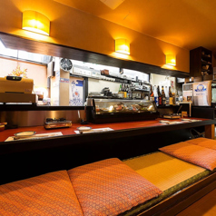 【カウンター席】お一人様大歓迎!厨房の活気を楽しめる特等席です。調理のライブ感や香ばしい香りをダイレクトに感じられるのはカウンター席ならでは。スタッフとの会話を楽しんだり、静かに一杯飲んだりと、自由なスタイルで過ごせます◎仕事終わりのサクッと一杯やデートにもぜひご利用くださいませ!