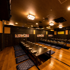 《会社宴会にも》広々としたテーブル席で、部署飲みやサークルの飲み会にも対応可能！落ち着きすぎず賑やかに楽しめます◎