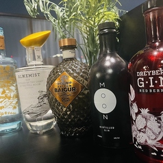 多彩なフレーバーの約30種類ものクラフトジンを楽しめる