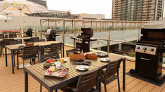 魅力的な都会の景色を背に、心地よい潮風の中で楽しむウッドテーブル席。少人数から大人数でのお集まりまで◎様々な席数のお席をご用意しております！