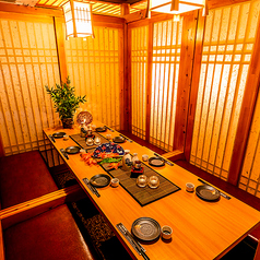 こだわりの店内は、扉付き個室を多数完備！落ち着きある大人の隠れ家空間をご提供致します。各種宴会にオススメの飲み放題付コースは4400円(税込)～ご用意！お手頃価格でご案内いたしますので、肩を張らずご来店ください。デートや接待でのご利用、団体様での歓送迎会、同窓会にもおすすめです。