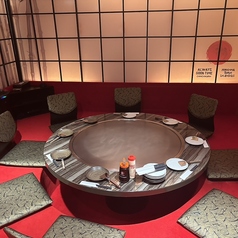 【VIP席】2階の奥にあるVIP席。数々の有名人がこのお席でお食事をしてきました。その個室をなんと一般開放します!お通し代お一人様1000円でご利用いただけます。4名様~8名様までご利用いただける秘密のお席です。お気軽にお問い合わせください。