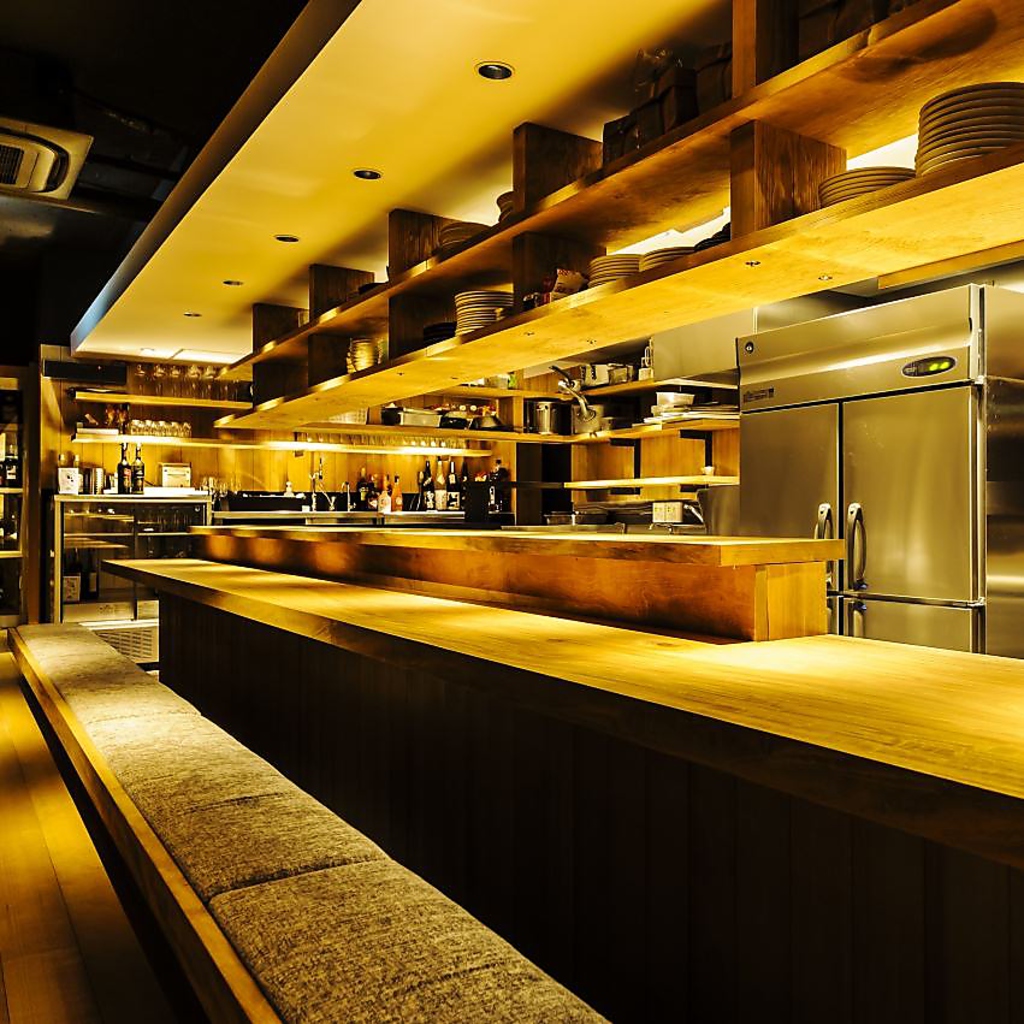 カウンター席で肩を並べてしっとり飲むのもよし！何でも語り合えちゃいそう・・・