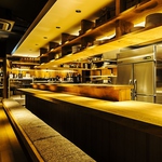 カウンター席で肩を並べてしっとり飲むのもよし！何でも語り合えちゃいそう・・・