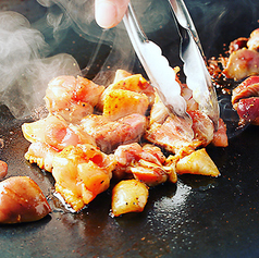 【鉄板で豪快に・お酒のあてに】朝〆の新鮮な地鶏のたれ焼き。京都のぽんずや九州醤油を使用した特製タレ♪の写真